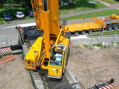 國外起重機工作場景